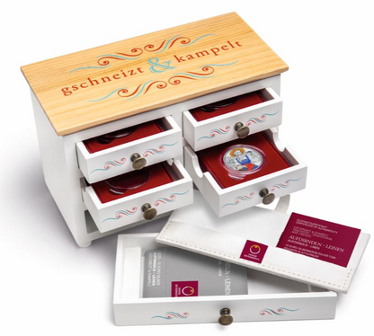 Sammelbox zur Serie „gschneizt & kampelt“